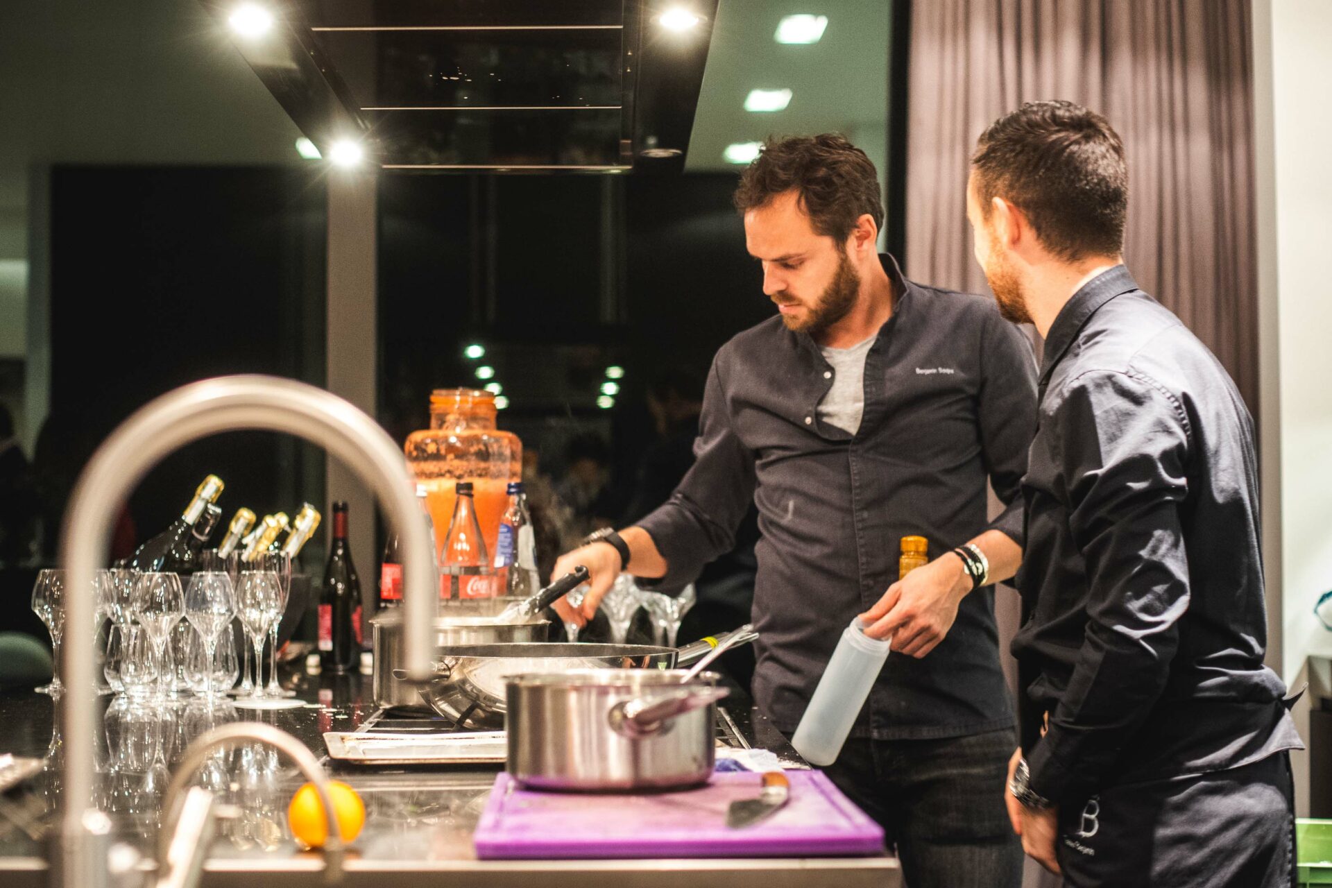 De maaltijd wordt voorbereid door chef Benjamin tijdens het evenement "How to invest in Italy" georganiseerd door Italy Sotheby's International Realty.