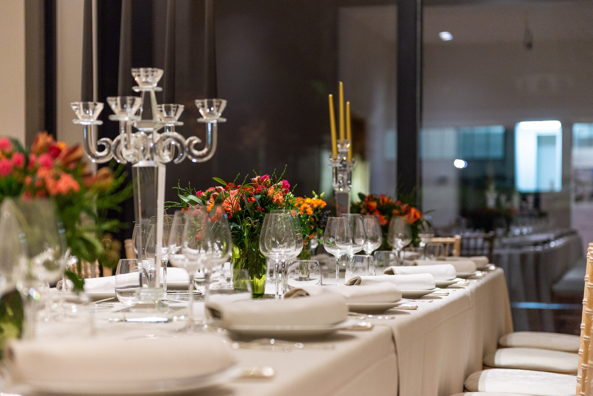 Prachtige bloemendecoratie door Nouveau en een betoverende tafeldecoratie door Maison Demeuldre voor deze speciale diner georganiseerd door Belgium Sotheby's International Realty.