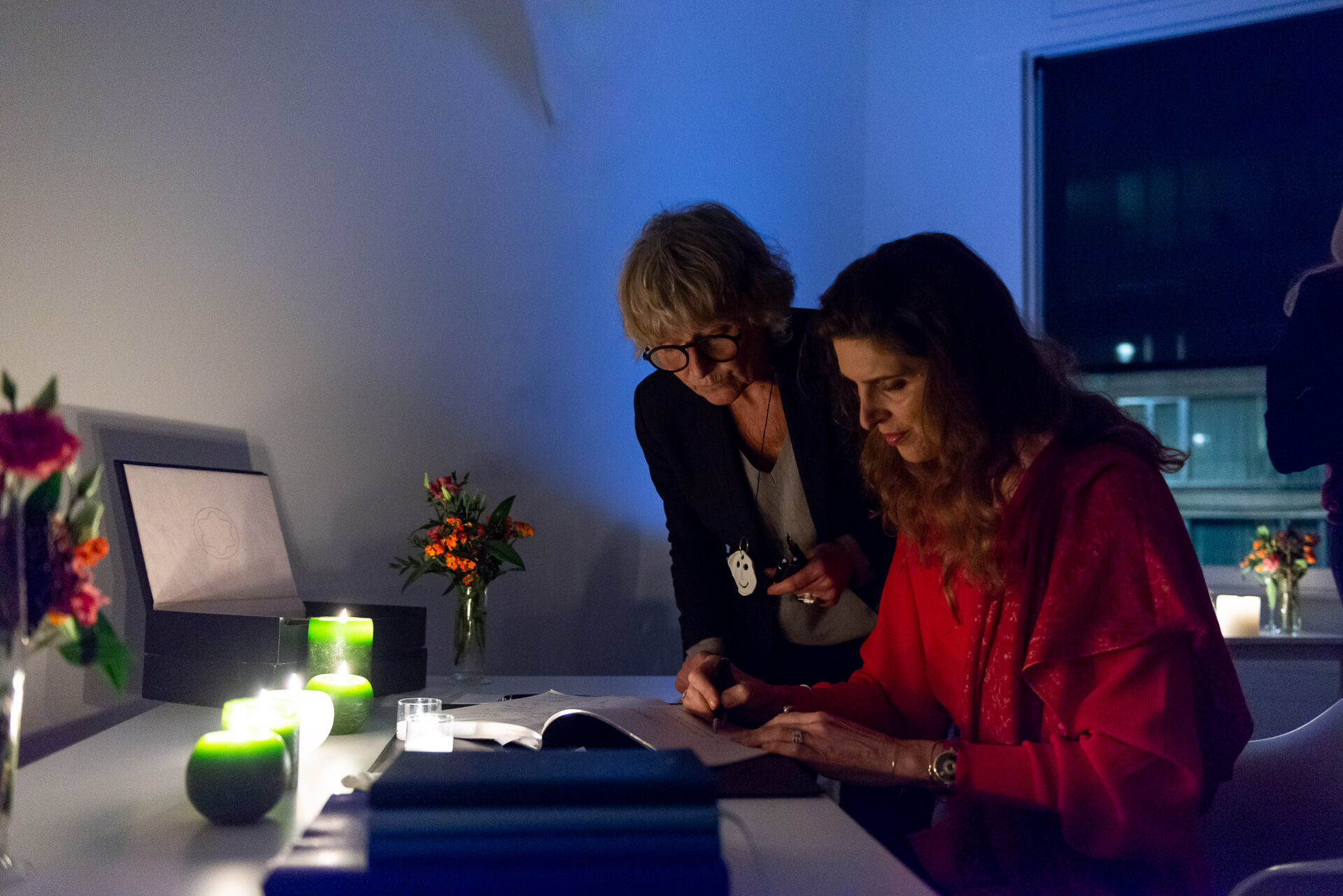 L'atelier d'écriture avec un calligraphe pendant le dîner organisé par Belgium Sotheby's International Realty. 